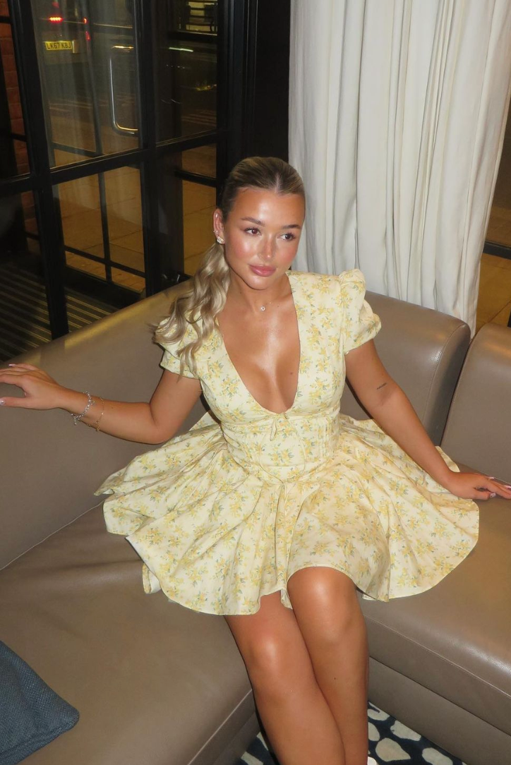 Vivienne - Elegant Floral Mini Dress