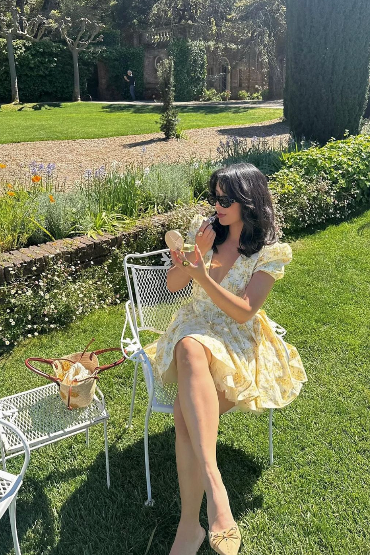 Vivienne - Elegant Floral Mini Dress