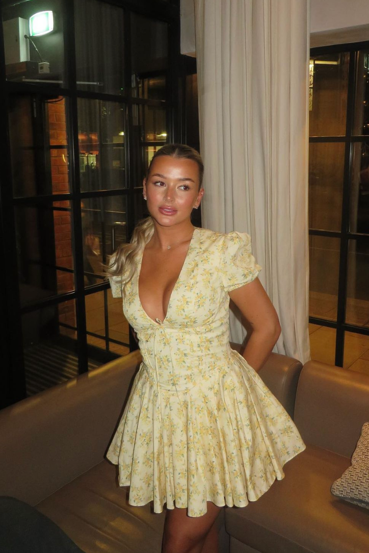 Vivienne - Elegant Floral Mini Dress